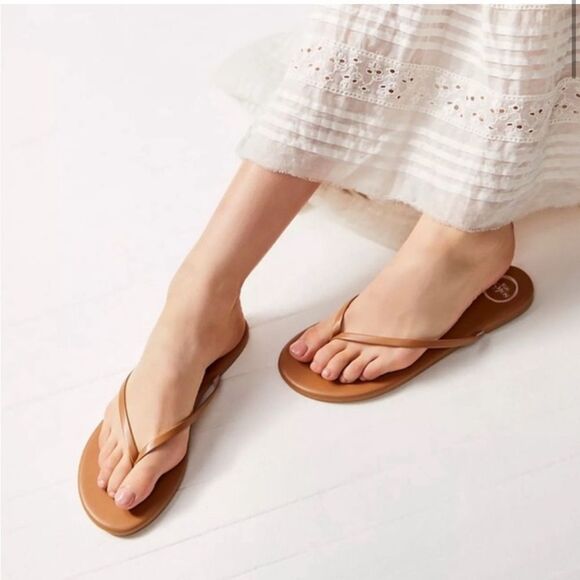 New in Bag Revolve Solei Sea Indie Around Town Flip Flops in Nude/Pink size 7 - Picture 1 of 11